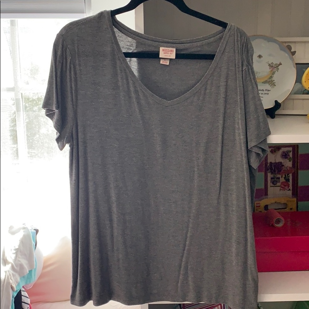 Grey short sleeved tee